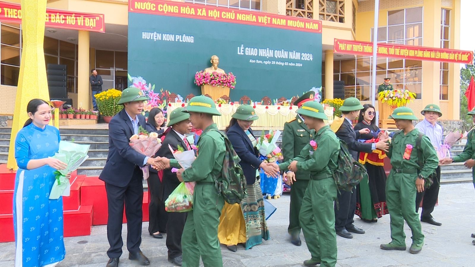 Thanh niên huyện Kon Plông hăng hái lên đường nhập ngũ