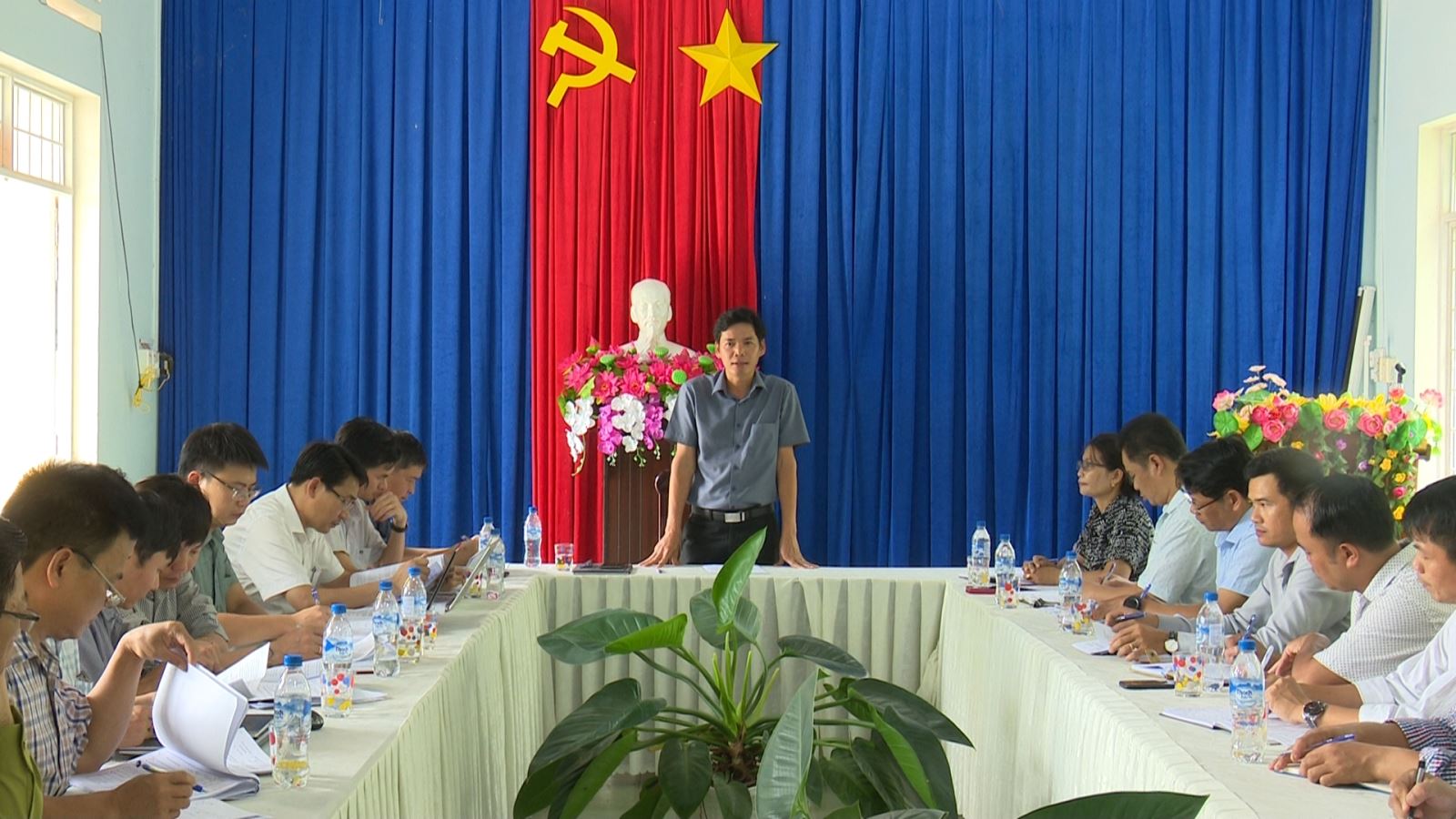 Chủ tịch UBND huyện Đặng Quang Hà làm việc tại xã Đắk Ring