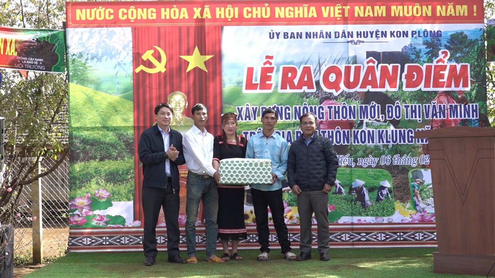 Đồng chí U Huấn, Uỷ viên dự khuyết BCH Trung ương Đảng, Phó bí thư Tỉnh ủy, Trưởng đoàn đại biểu Quốc hội tỉnh dự lễ ra quân tại huyện Kon Plông