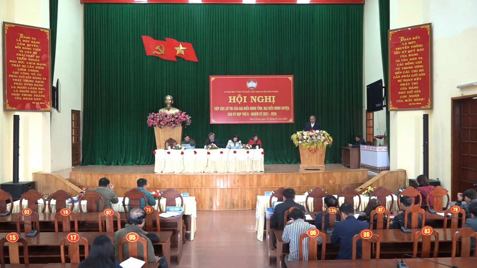 Đồng chí Bí thư Huyện ủy tiếp xúc cử tri  tại xã Măng Cành và thị trấn Măng Đen