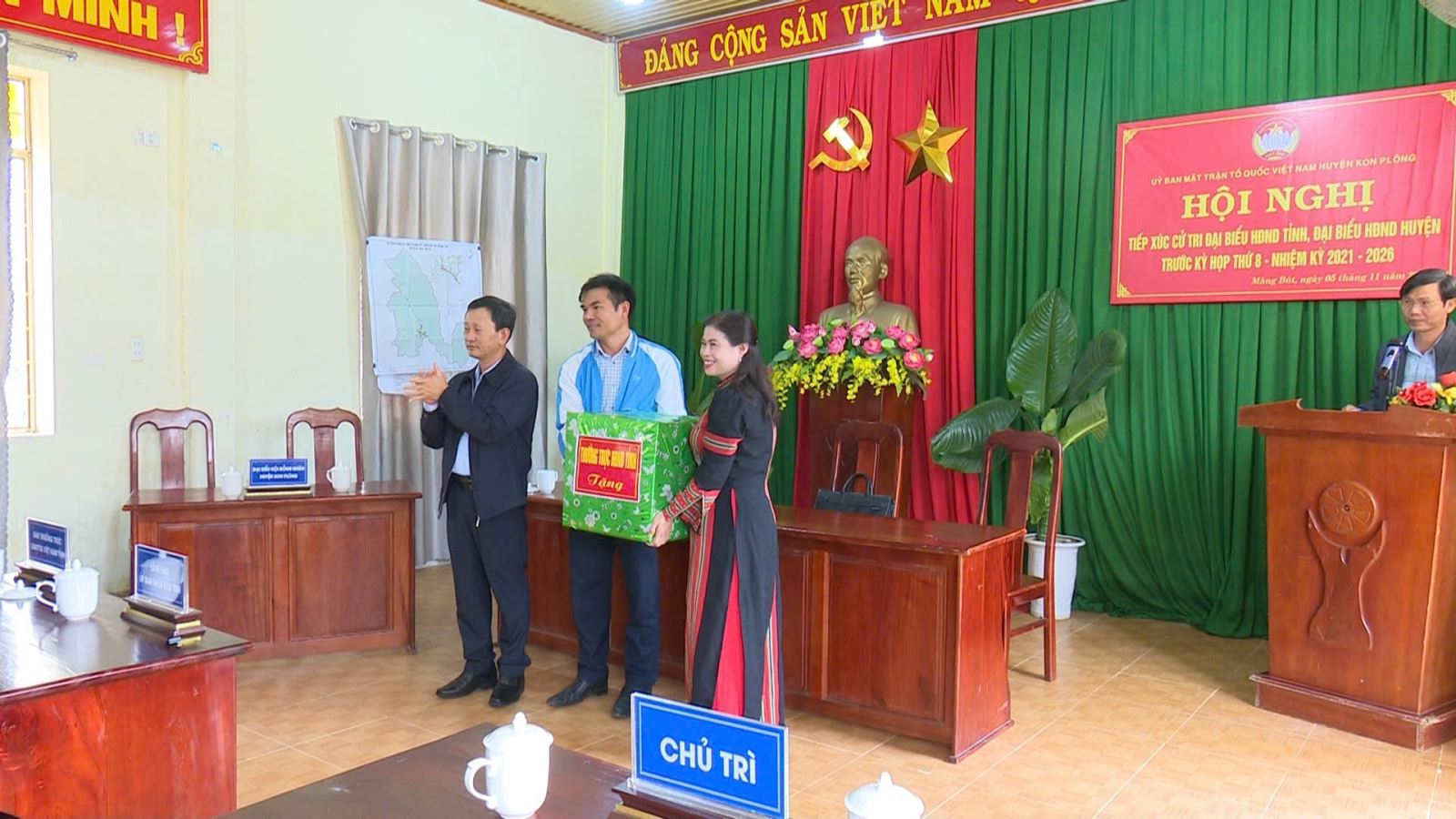 Đồng chí Bí thư Tỉnh ủy, Chủ tịch HĐND tỉnh Dương Văn Trang tiếp xúc cử tri xã tại Măng Bút