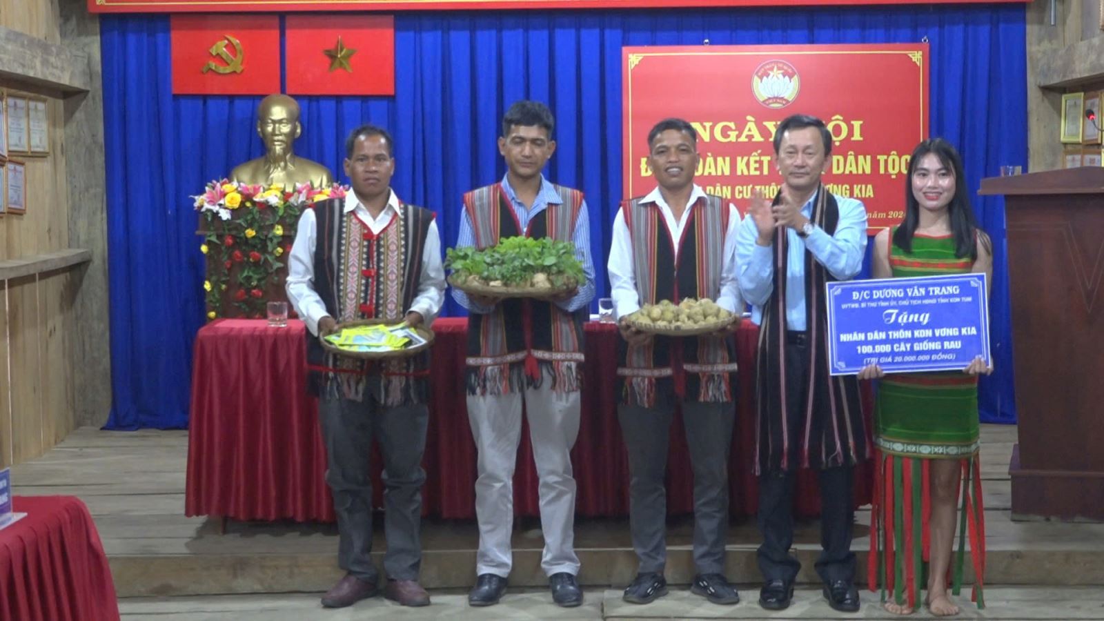 Đồng chí Bí thư Tỉnh ủy dự Ngày hội Đại đoàn kết toàn dân tộc tại thôn Kon Vơng Kia, thị trấn Măng Đen.