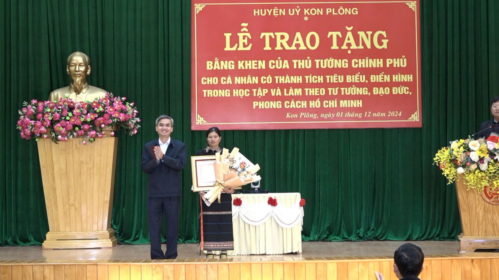 Trao tặng Bằng khen của Thủ tướng Chính phủ cho cá nhân tiêu biểu, điển hình.