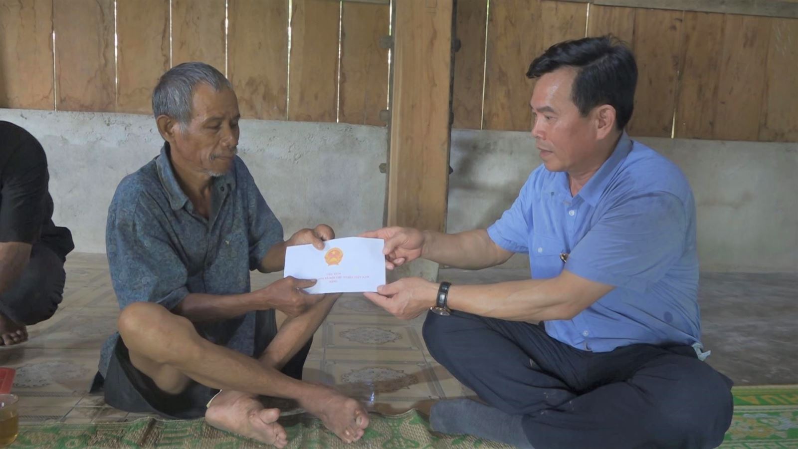 Chủ tịch UBND huyện thăm, tặng quà gia đình chính sách,  người có công tại xã Ngọc Tem