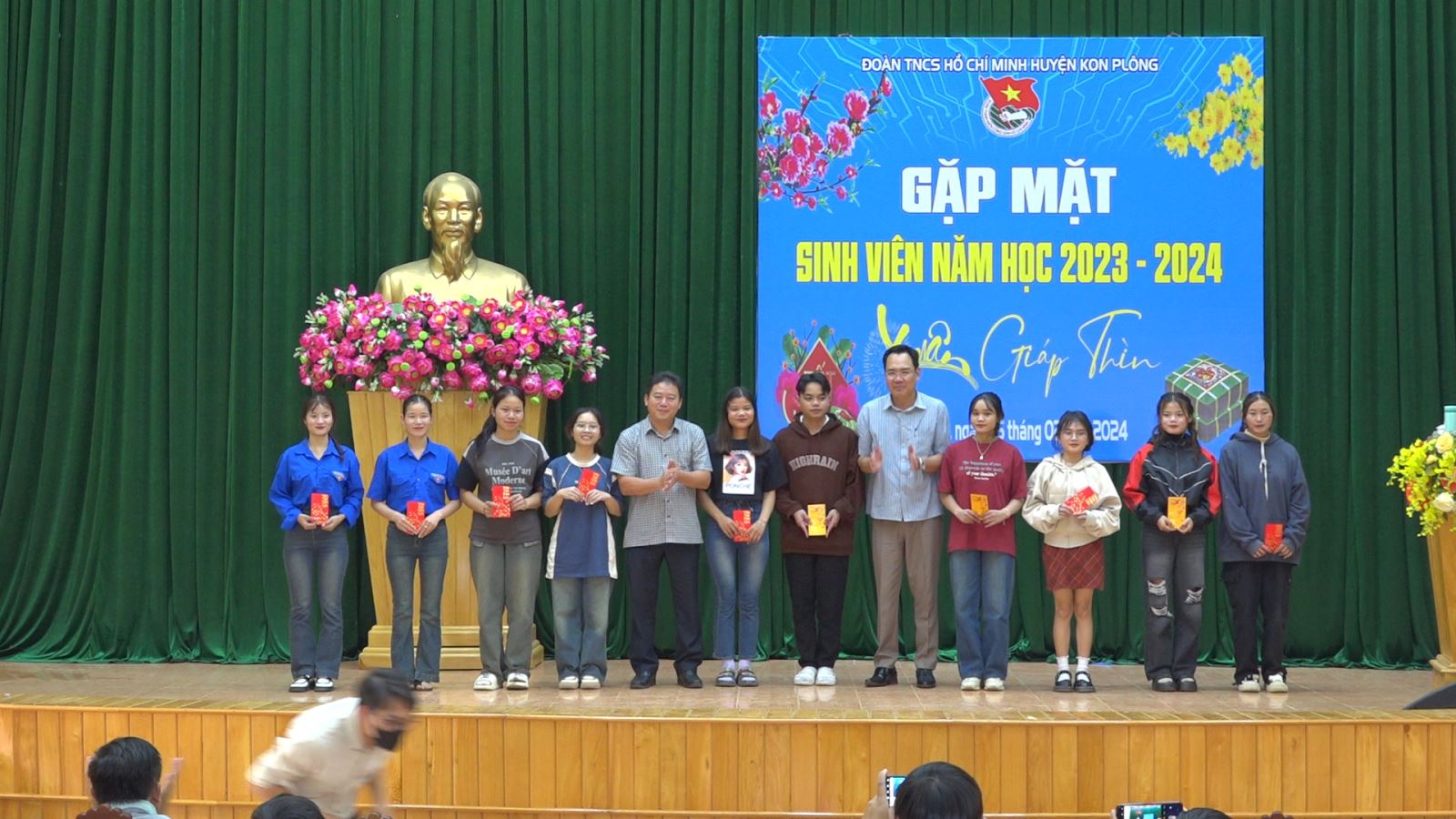 Kon Plông gặp mặt 190 sinh viên nhân dịp Tết Nguyên đán Giáp Thìn 2024.