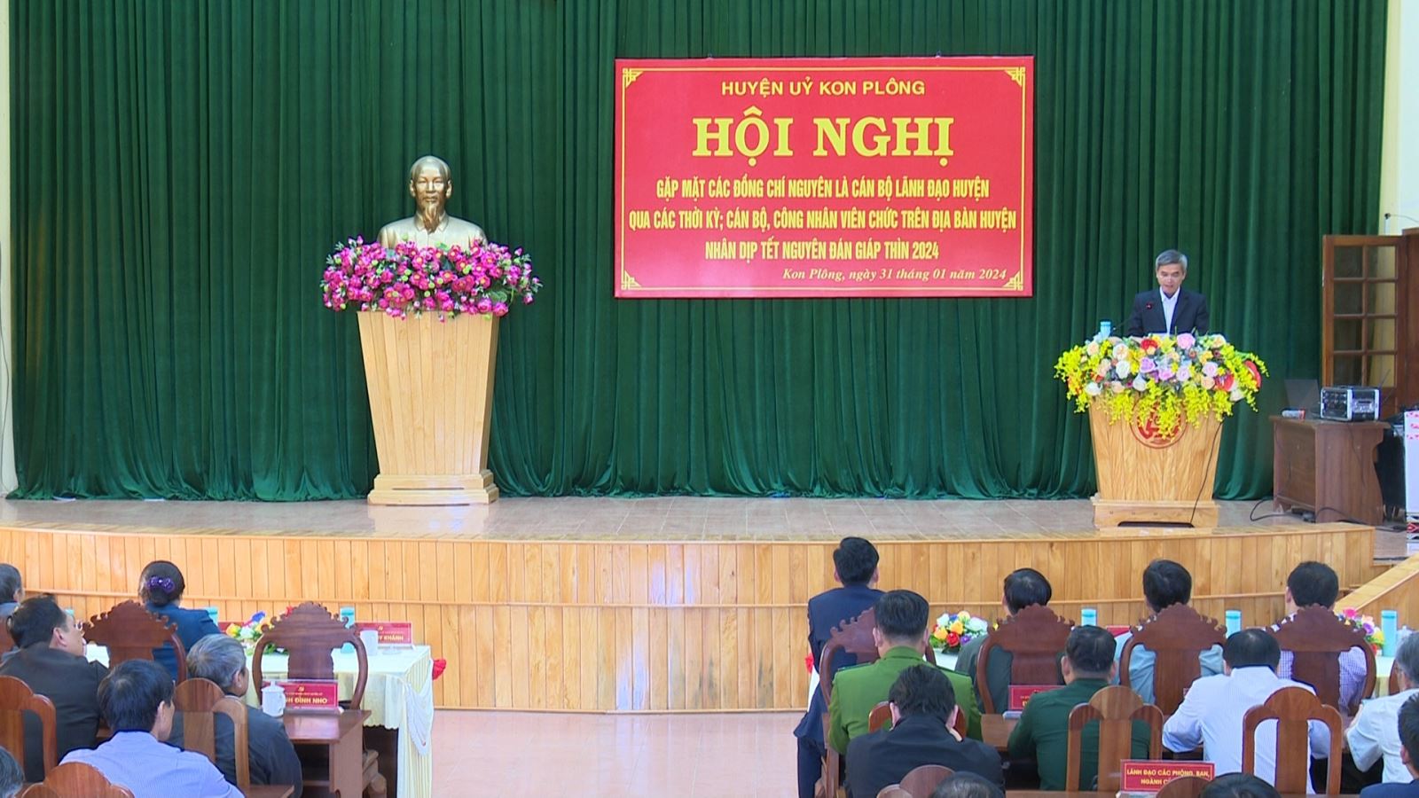 Kon Plông gặp mặt cán bộ lãnh đạo đã nghỉ hưu qua các thời kỳ nhân dịp Tết Nguyên đán Giáp Thìn 2024.