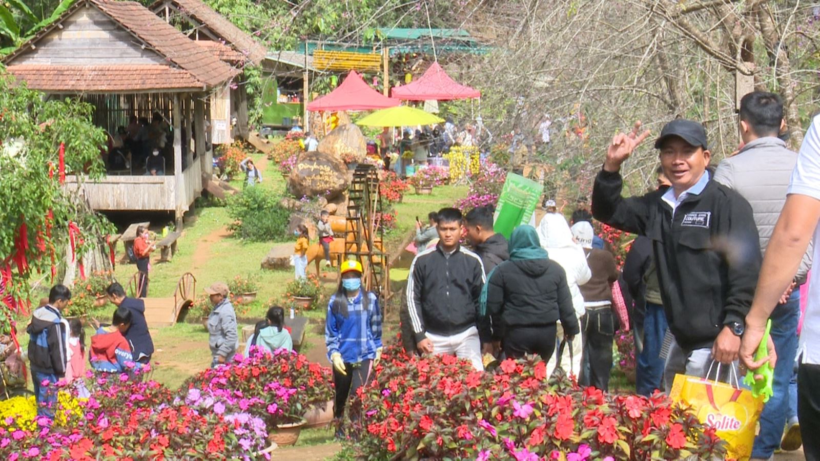 Hàng ngàn du khách tấp nập đến Măng Đen du xuân, trải nghiệm