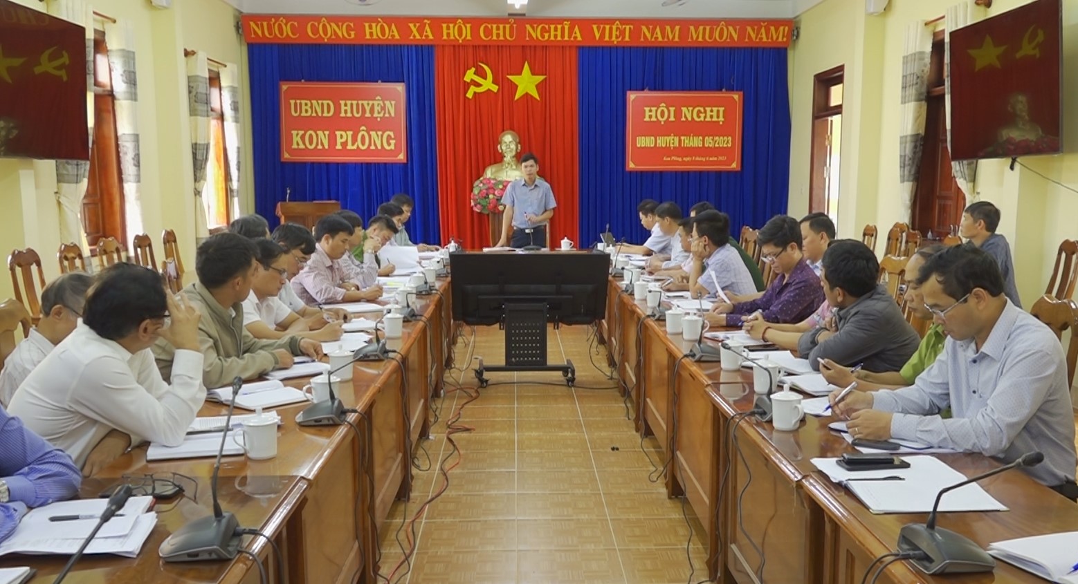 UBND huyện họp phiên thường kỳ tháng 5
