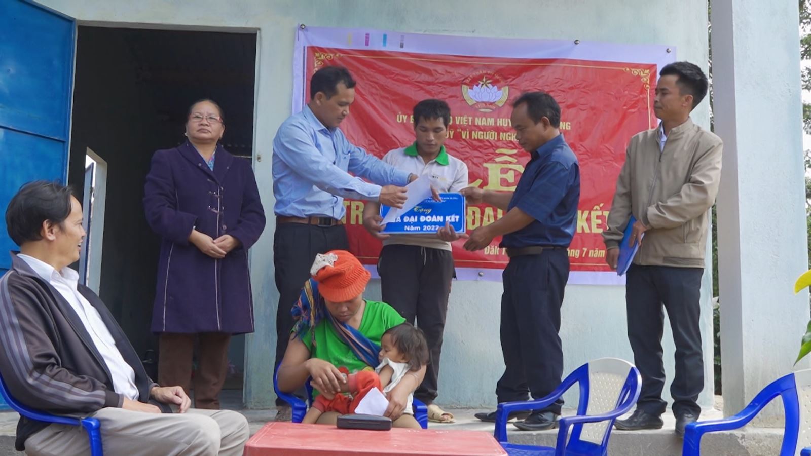 Kon Plông trao tặng nhà đại đoàn kết cho hộ nghèo trên địa bàn huyện