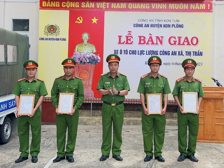 Bàn giao xe ô tô cho lực lượng Công an xã, thị trấn