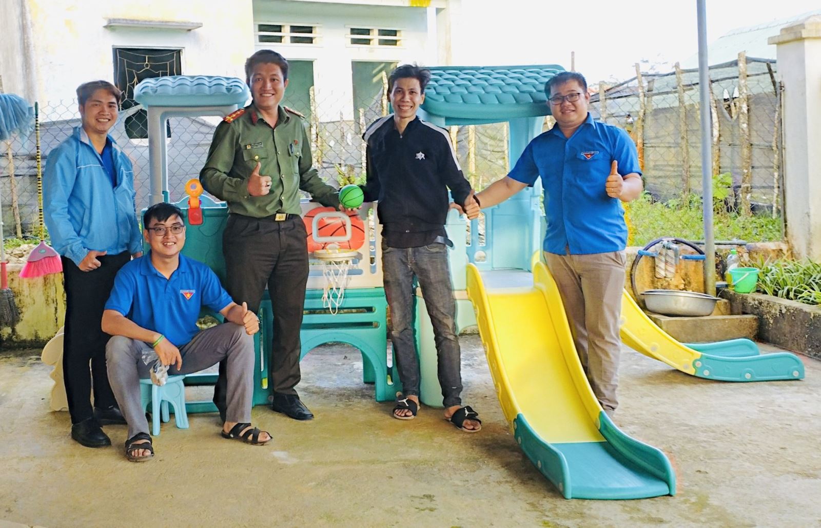 Trao tặng sân chơi nhân kỷ niệm 110 năm Ngày thành lập tỉnh Kon Tum (09/02/1913 - 09/02/2023)