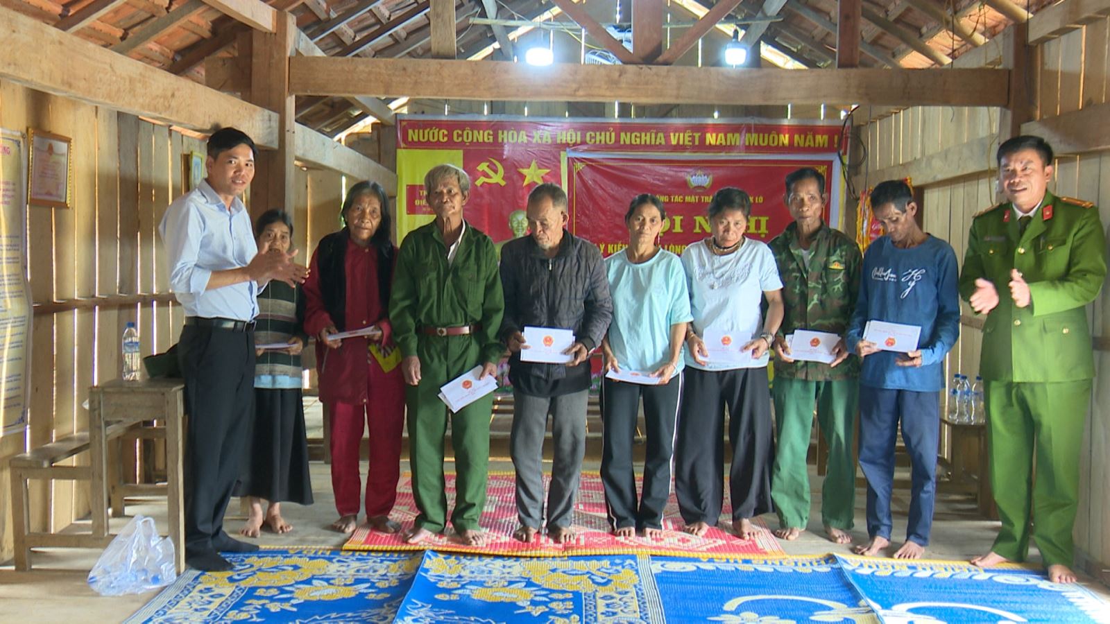 Chủ tịch UBND huyện thăm, chúc tết các gia đình chính sách tại xã Ngọk Tem