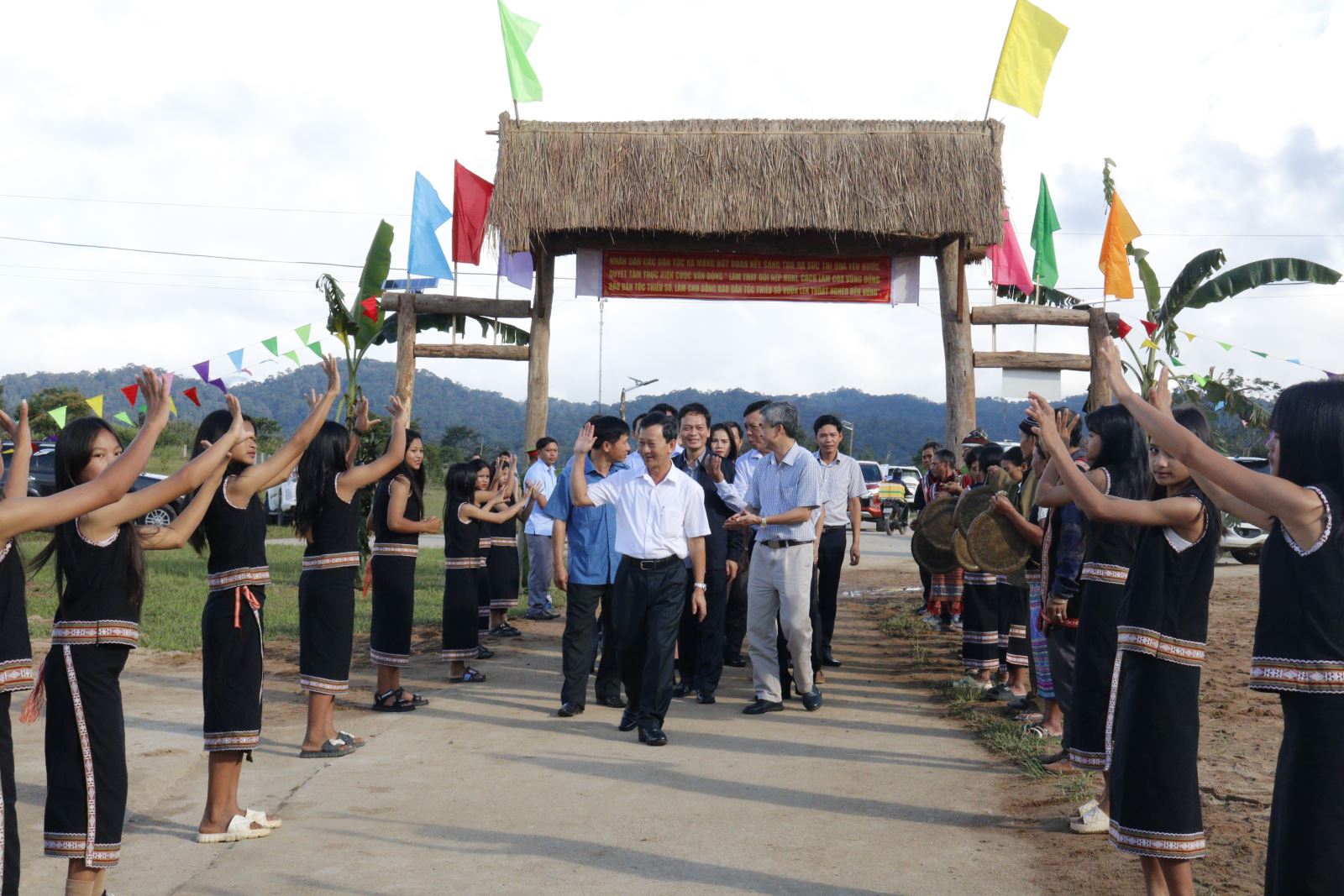 Bí thư Tỉnh uỷ Dương Văn Trang tiếp xúc cử tri và dự Ngày hội Đại đoàn kết tại xã Măng Bút