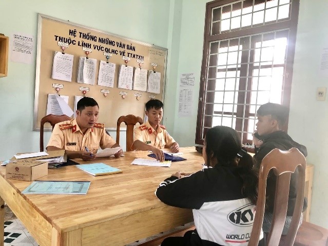 Tạm giữ phương tiện nhóm thanh thiếu niên vi phạm quy định về tham gia giao thông đường bộ