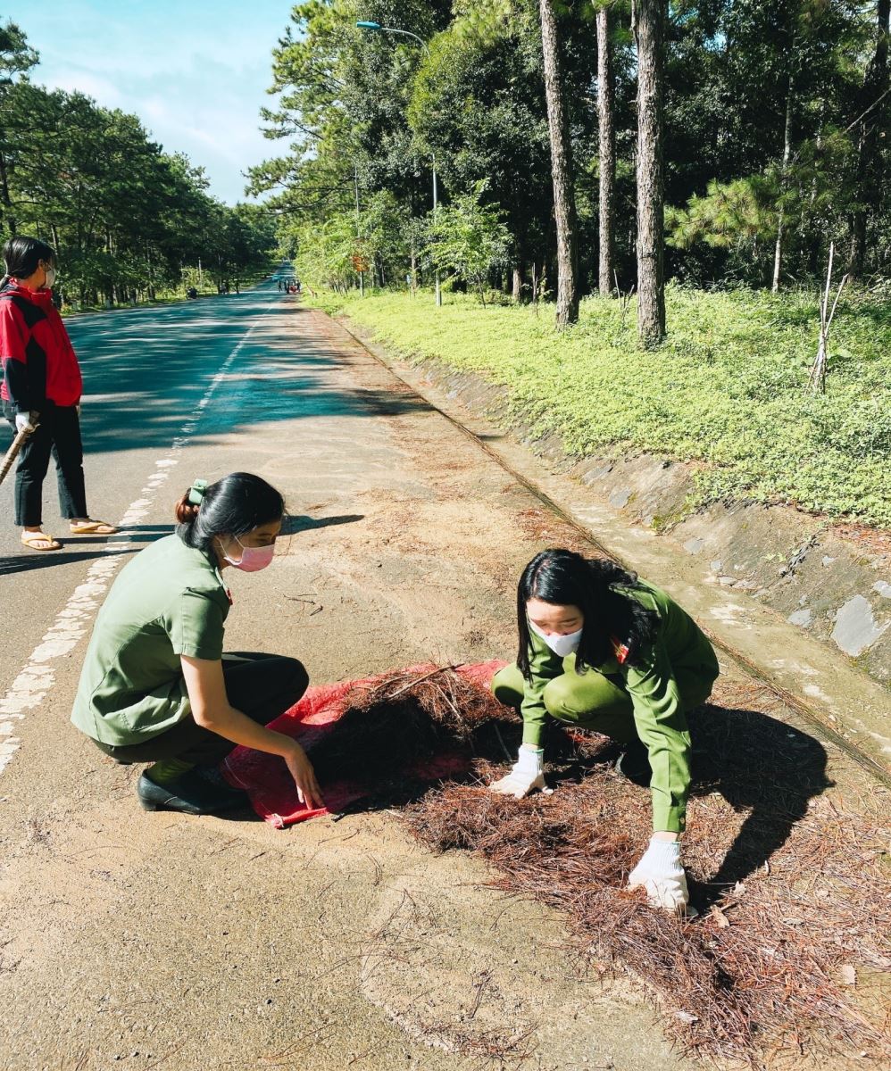 Hội phụ nữ Công an huyện Kon Plông tham gia lao động vệ sinh dọc tuyến đường Quốc lộ 24
