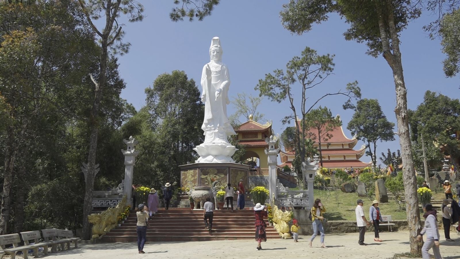 Du khách thăm quan chùa Khánh Lâm