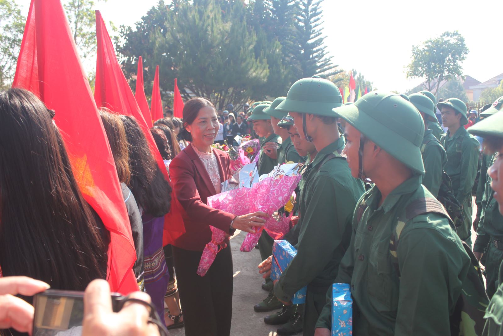 Đồng chí Y Mửi, Phó Bí thư Thường trực Tỉnh ủy tặng quà cho các tân binh