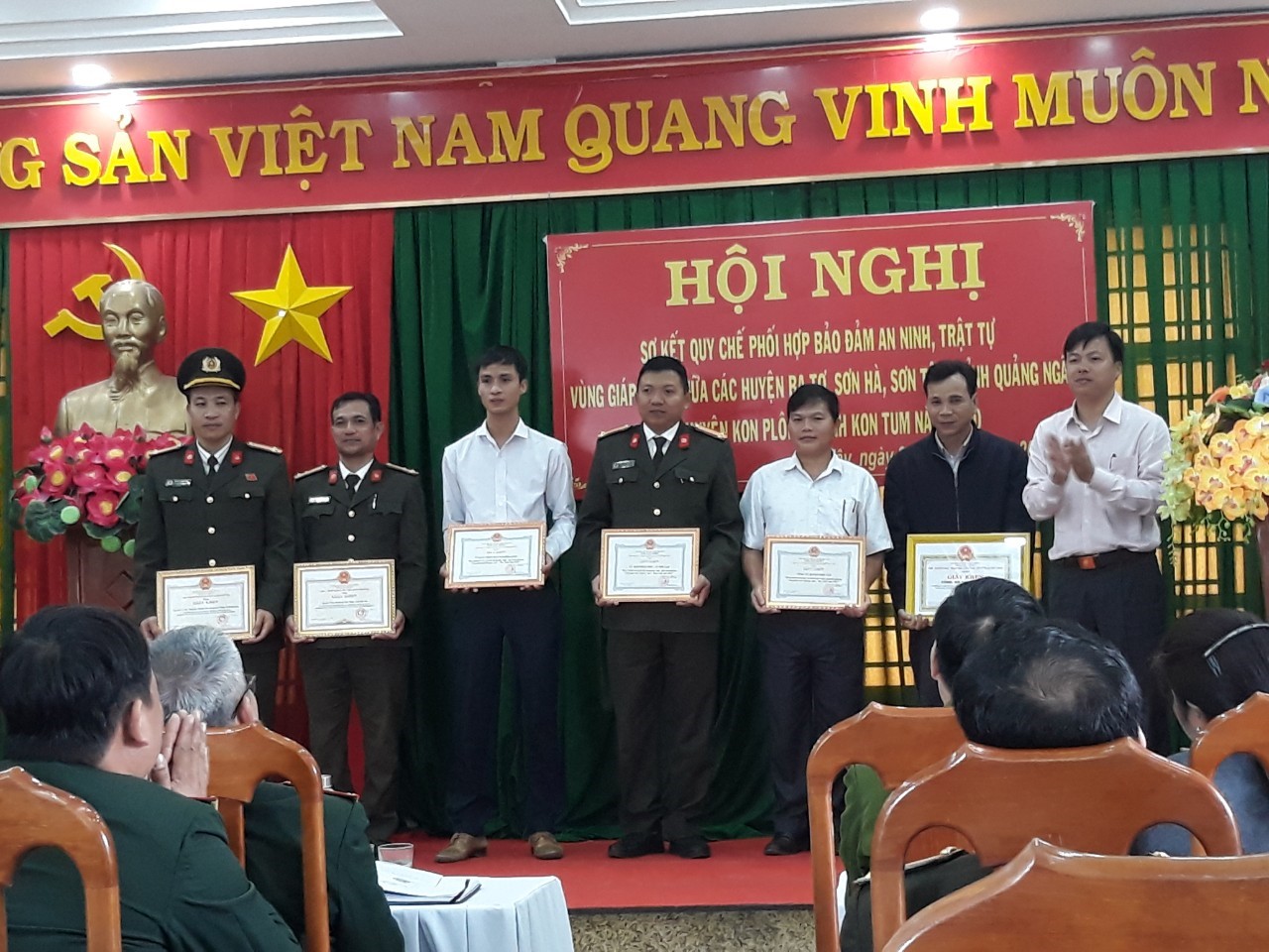 Tập thể, cá nhân được tuyên dương, khen thưởng trong Hội nghị sơ kết Quy chế phối hợp vùng giáp ranh giữa hai tỉnh Quảng Ngãi – Kon Tum năm 2020