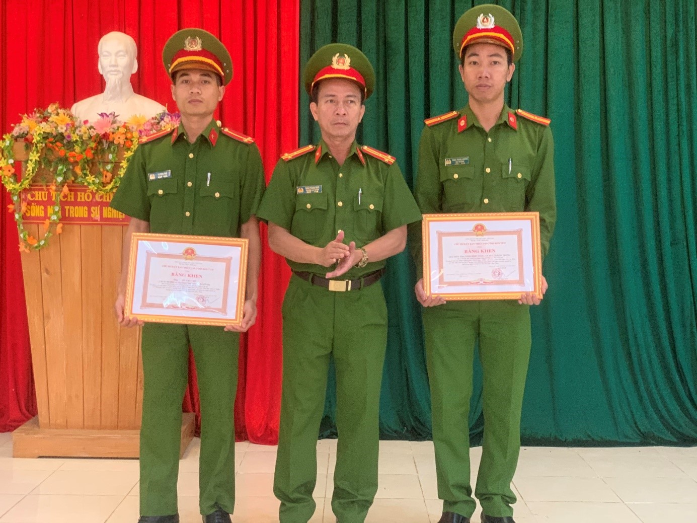 Đồng chí Thượng tá Trần Thanh Nhã trao bằng khen cho Cán bộ chiến sỹ có thành tích xuất sắc trong công tác điều tra