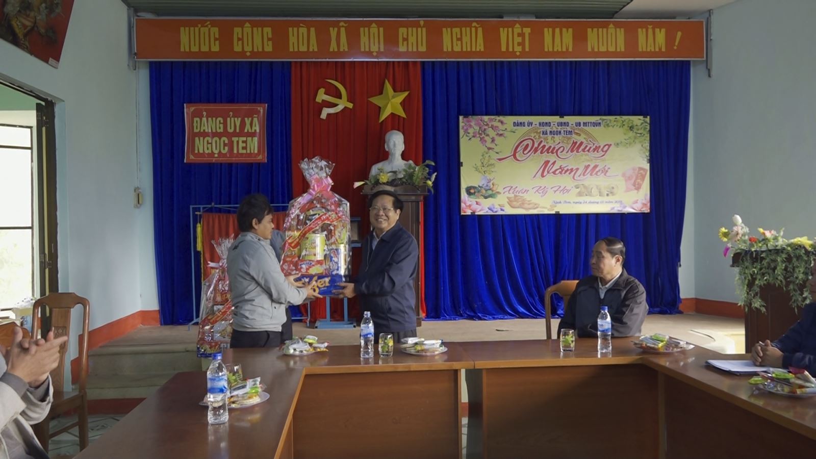 Đ/c Lê Ngọc Tuấn - Phó Chủ tịch TT UBND tỉnh đến thăm và tặng quà xã Ngọk Tem