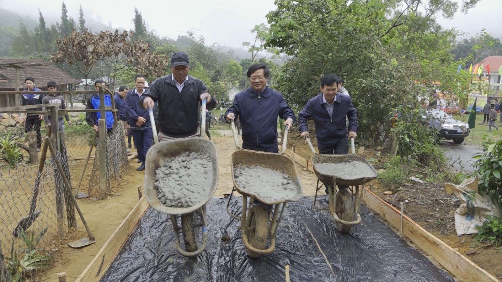 Ra quân xây dựng nông thôn mới tại điểm xã Pờ Ê