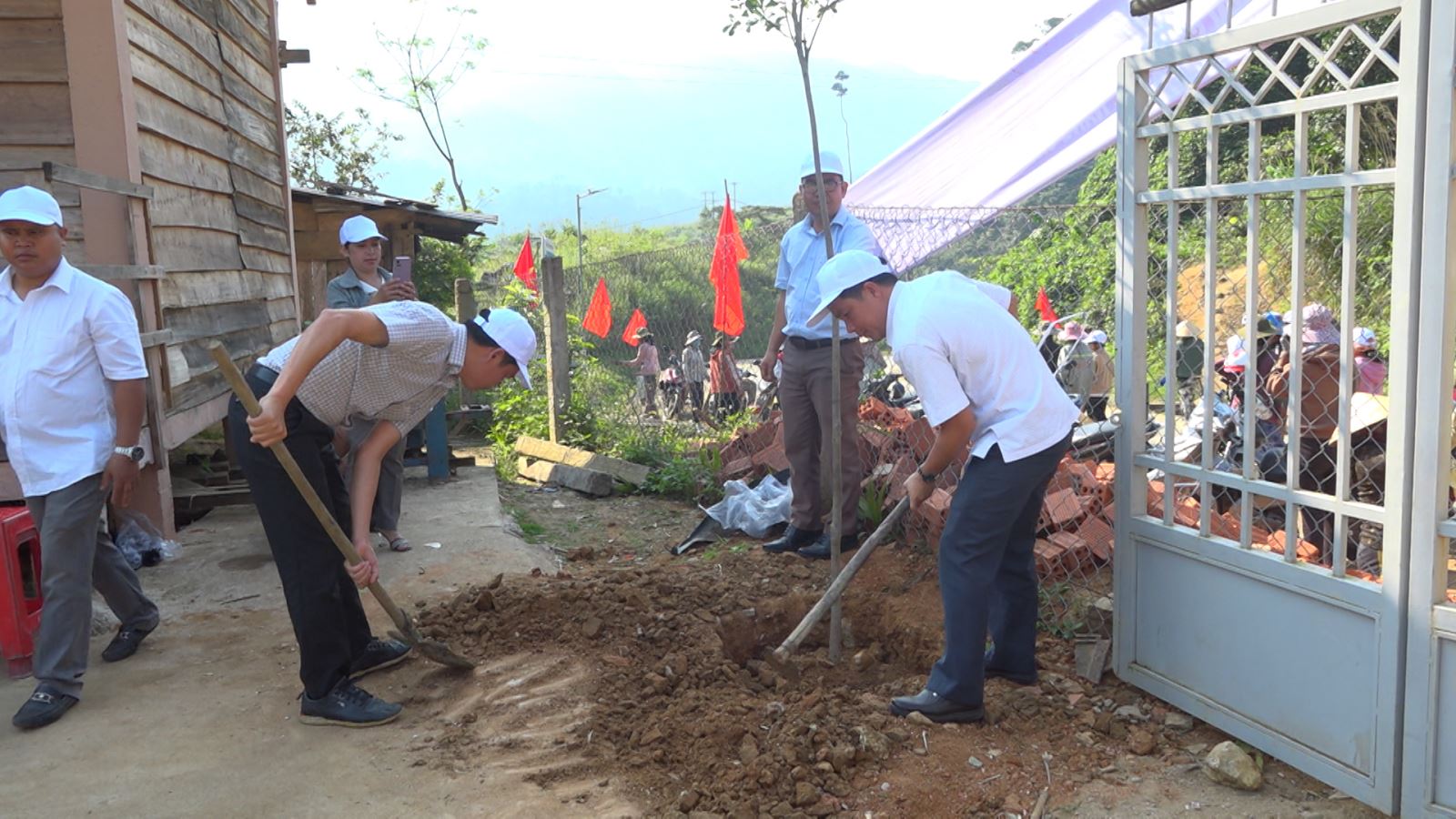 Chủ tịch UBND huyện dự Lễ ra quân phát động phong trào xây dựng nông thôn mới tại xã Ngọk Tem