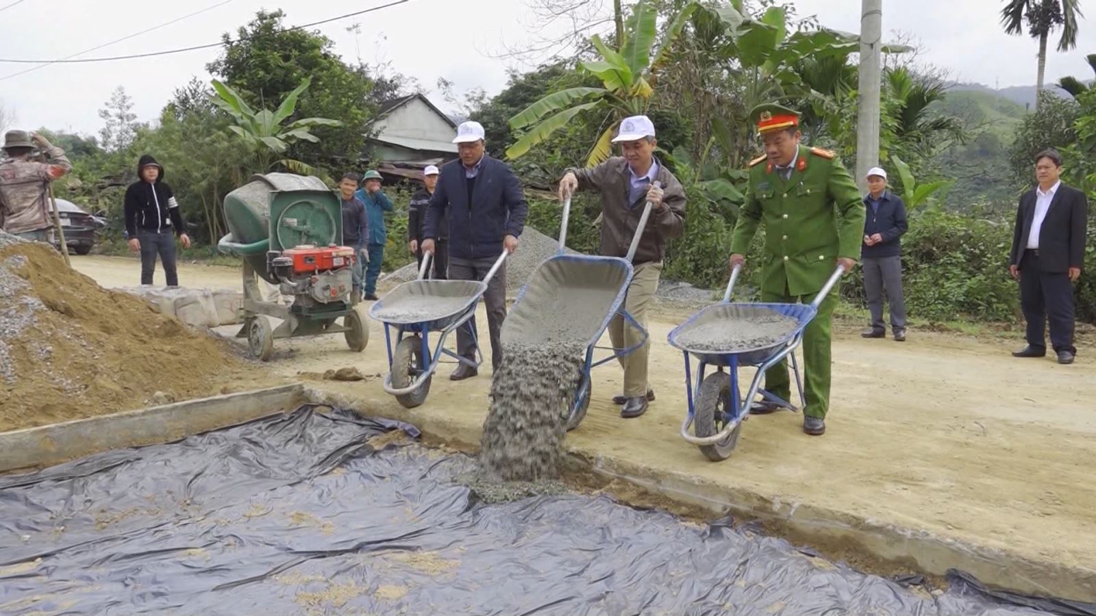 Nông dân huyện Kon Plông thi đua phát triển kinh tế