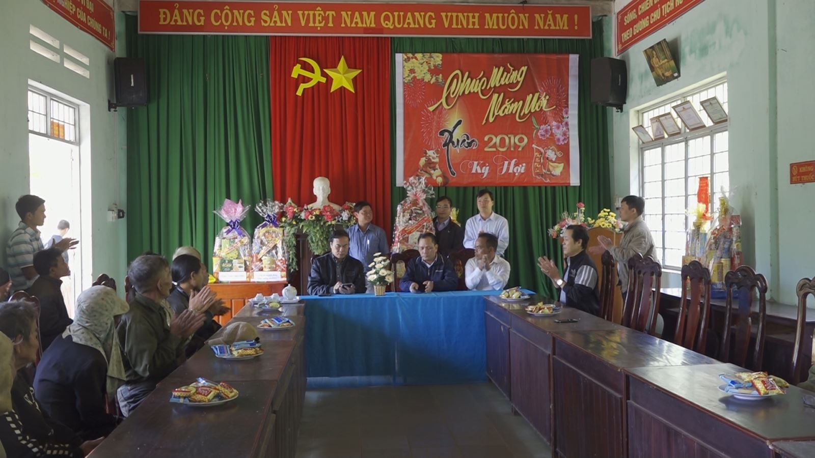 Thăm và tặng quà xã Đắk Ring