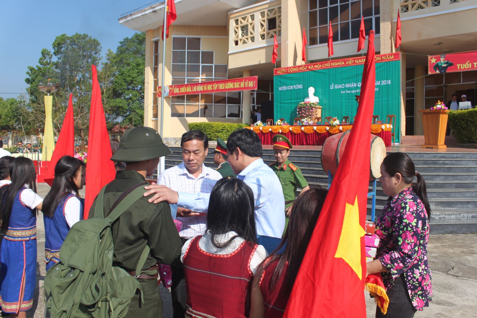 Đồng chí Nguyên Đức Tuy, Phó Chủ tịch TT UBND tỉnh và đồng chí Nguyễn Văn Bình, Bí thư huyện ủy tặng quà cho các tân binh