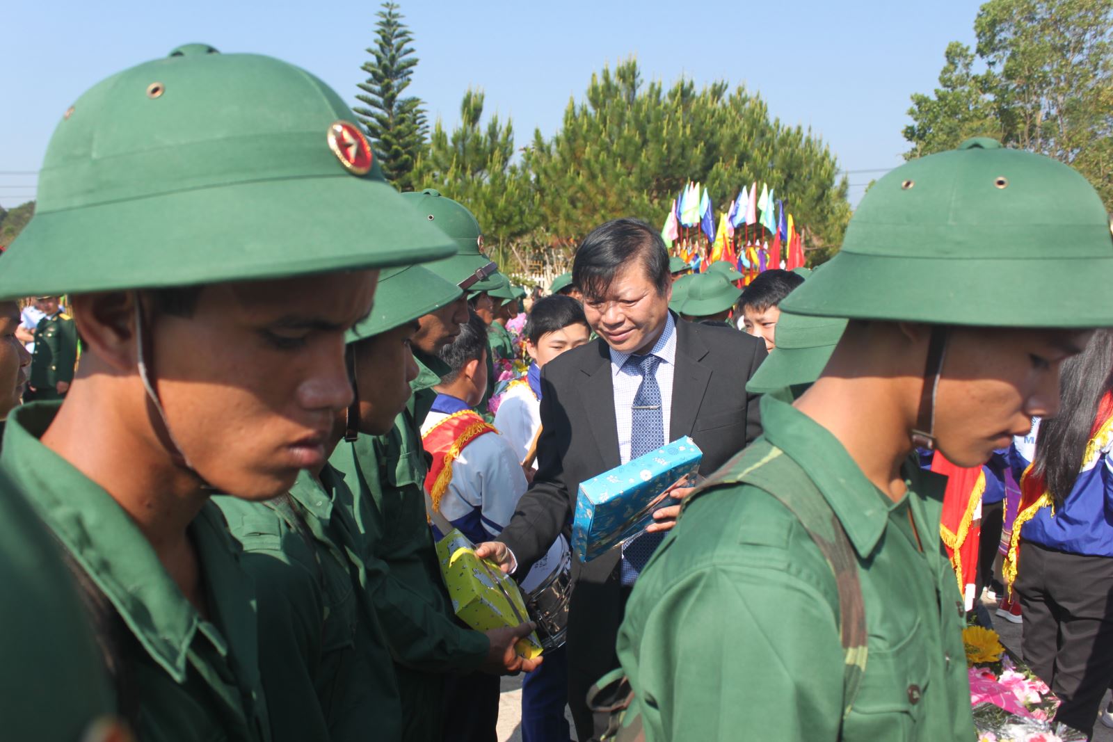 Đồng chí Nguyễn Văn Lân Chủ tịch UBNd huyện tặng quà cho các tân binh