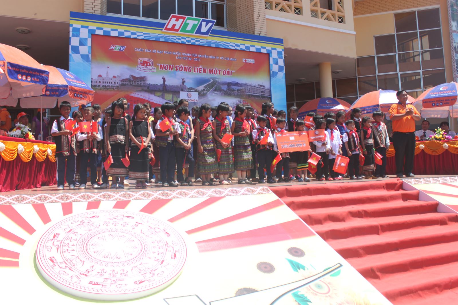 Trao học bổng cho học sinh nghèo vượt khó