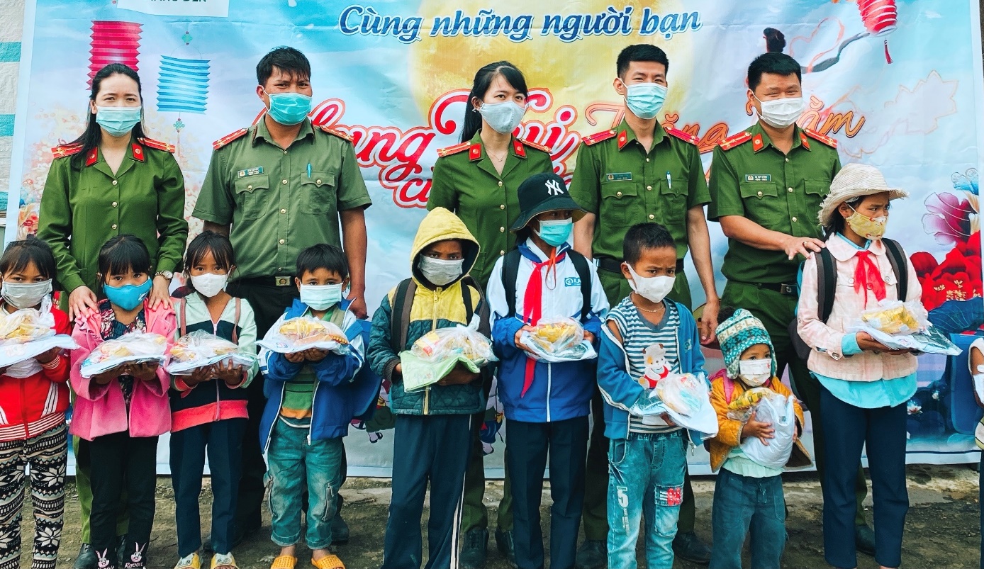 Đoàn Thanh niên, Hội Phụ nữ Công an huyện Kon Plông tham gia tặng quà cho các em thiếu nhi nhân dịp Tết Trung thu