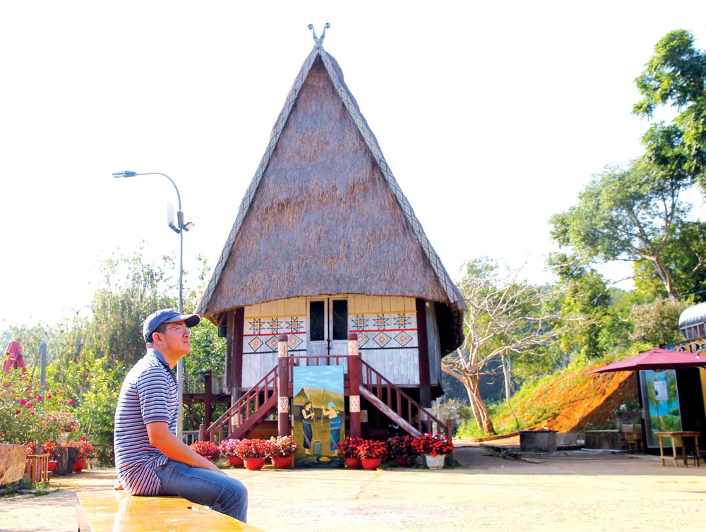 Mái nhà rông tuyệt đẹp bên hồ nước ở Măng Đen