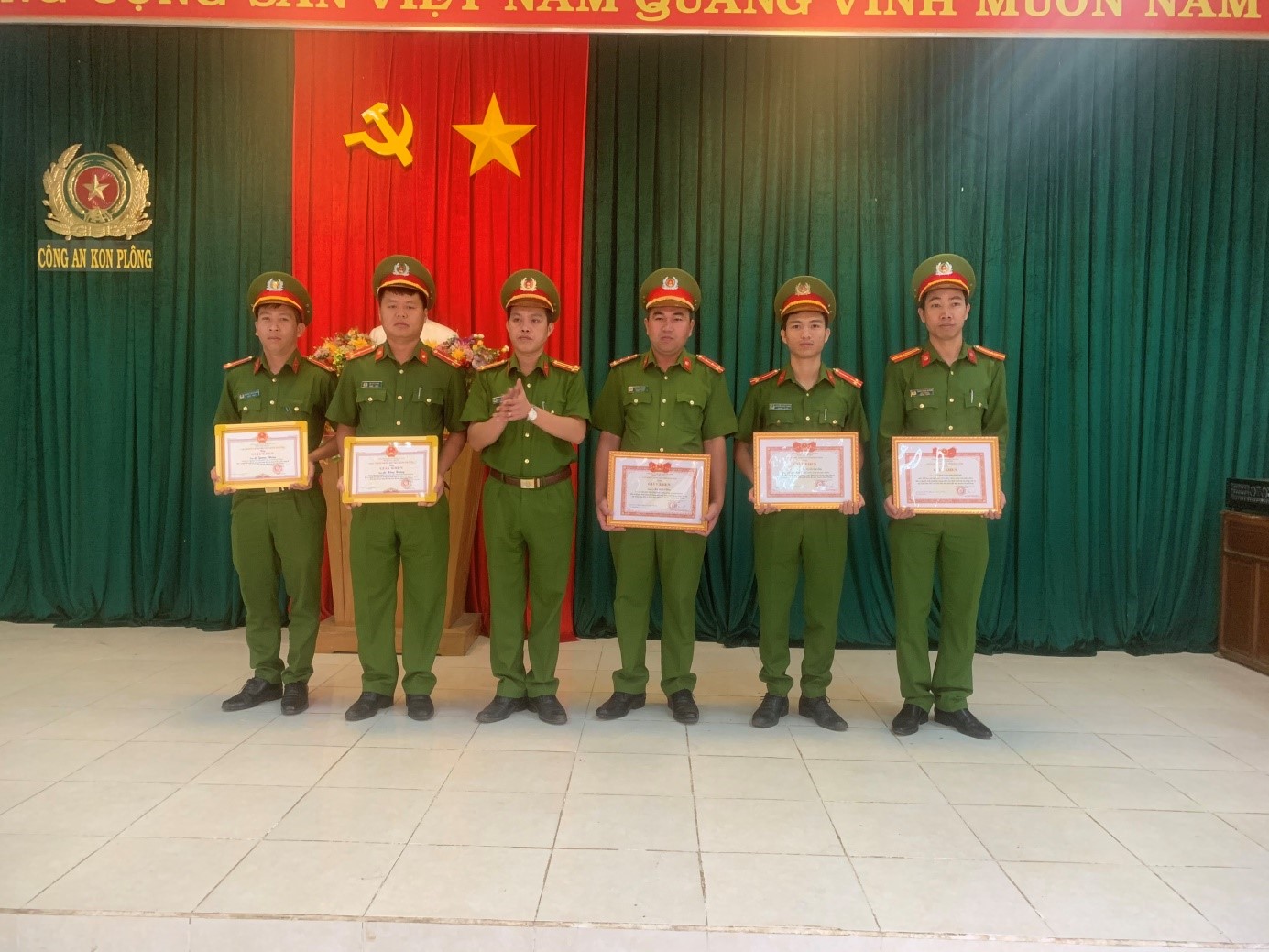 Đồng chí Trung tá Lê Đình Đại trao giấy khen cho Cán bộ chiến sỹ có thành tích xuất sắc trong công tác điều tra