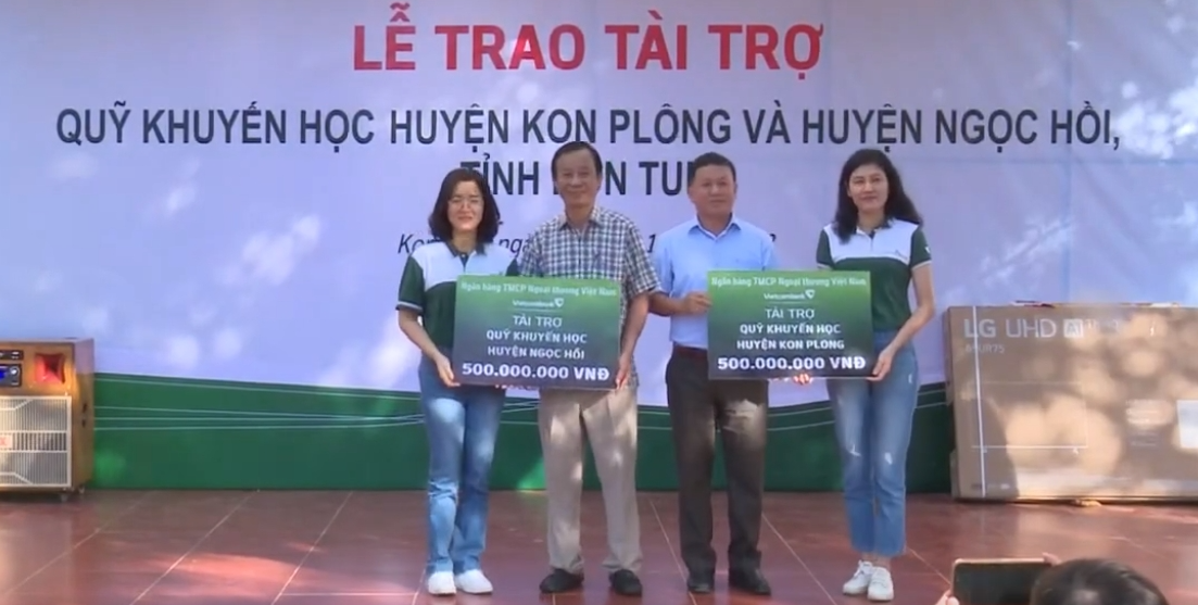 Ngân hàng VCB tài trợ cho Quỹ Khuyến học huyện Kon Plông và huyện Ngọc Hồi