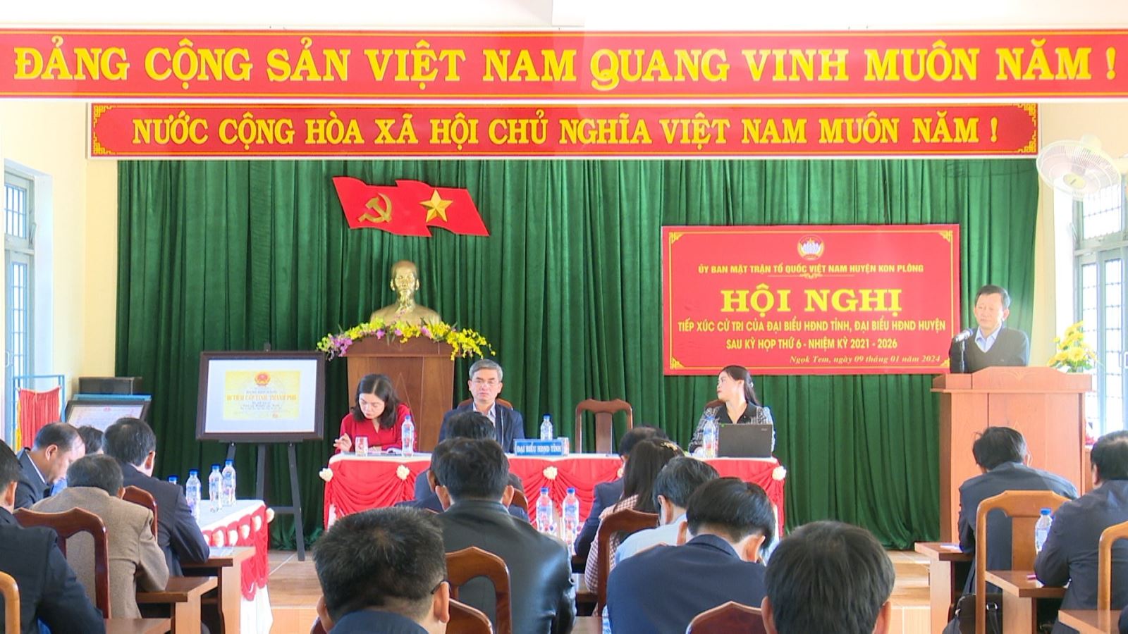 Bí thư Tỉnh ủy, Chủ tịch HĐND tỉnh Dương Văn Trang tiếp xúc cử tri xã Ngọk Tem