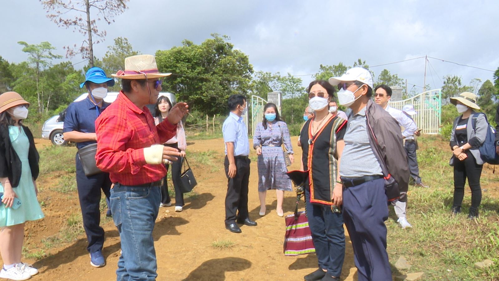 Đoàn Đại sứ quán Đại Hàn Dân Quốc tham quan  một số dự án tại huyện Kon Plông