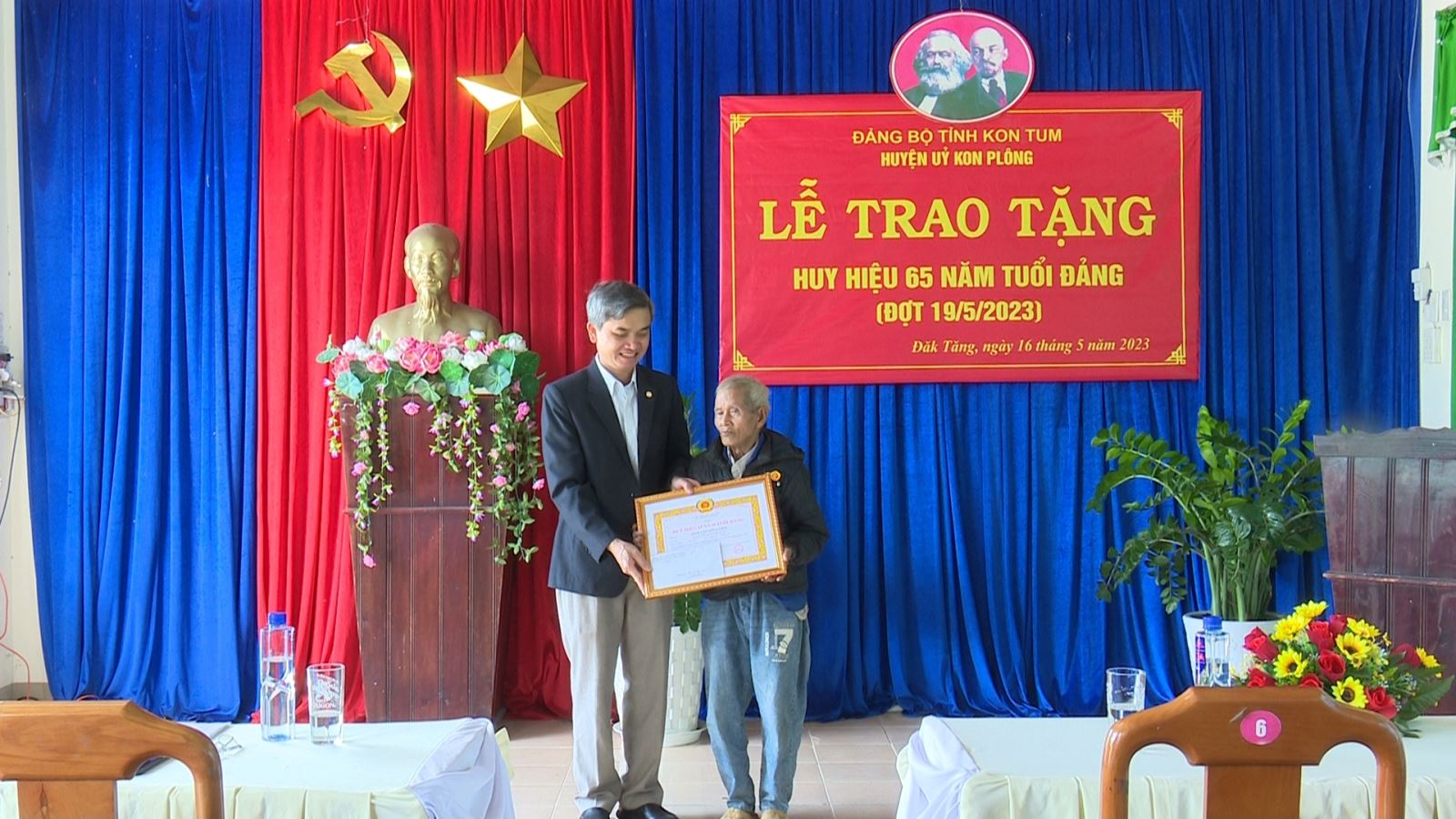 Trao tặng Huy hiệu Đảng đợt 19/5