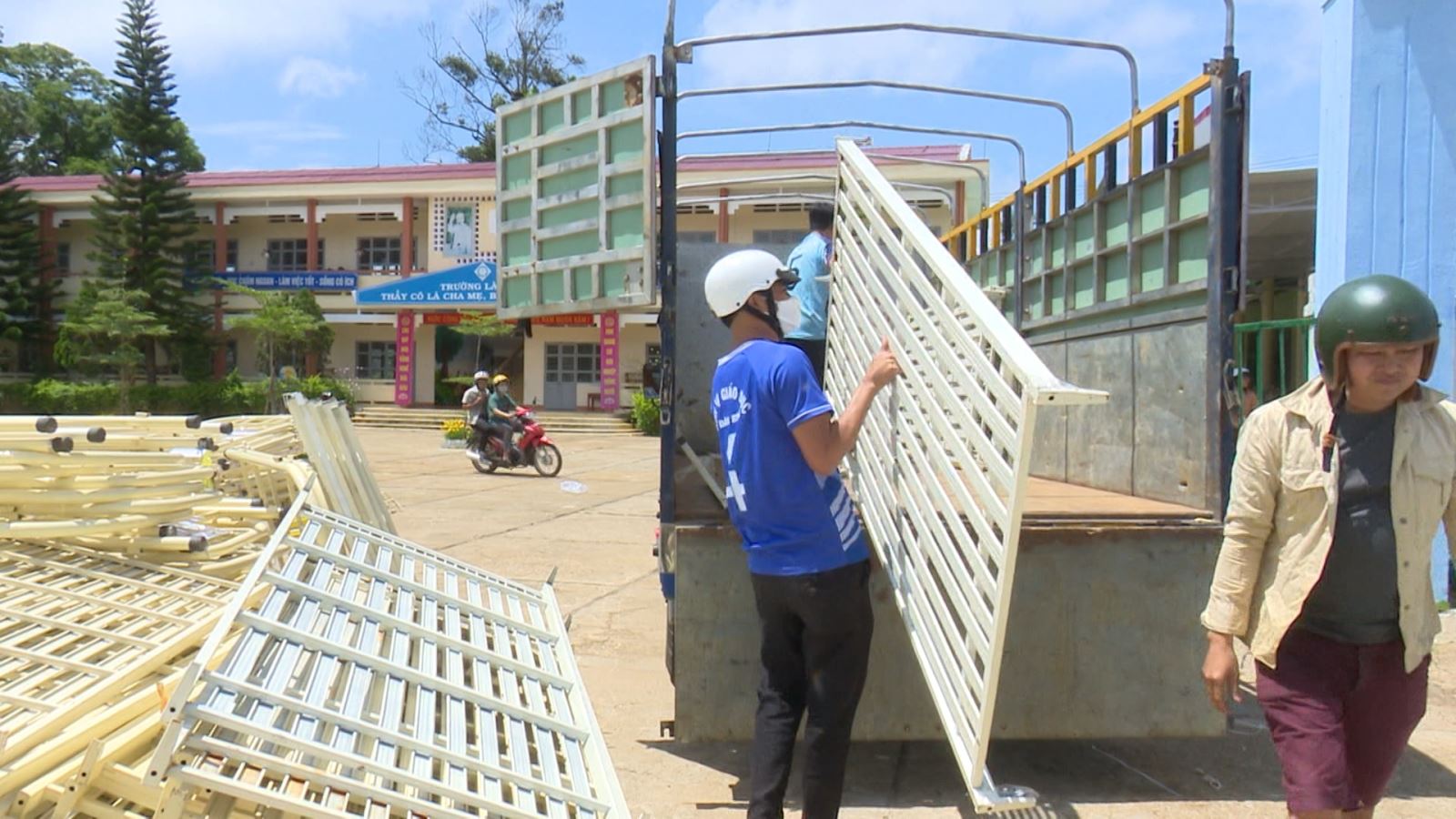 Trao tặng 200 bộ giường tầng cho học sinh bán trú