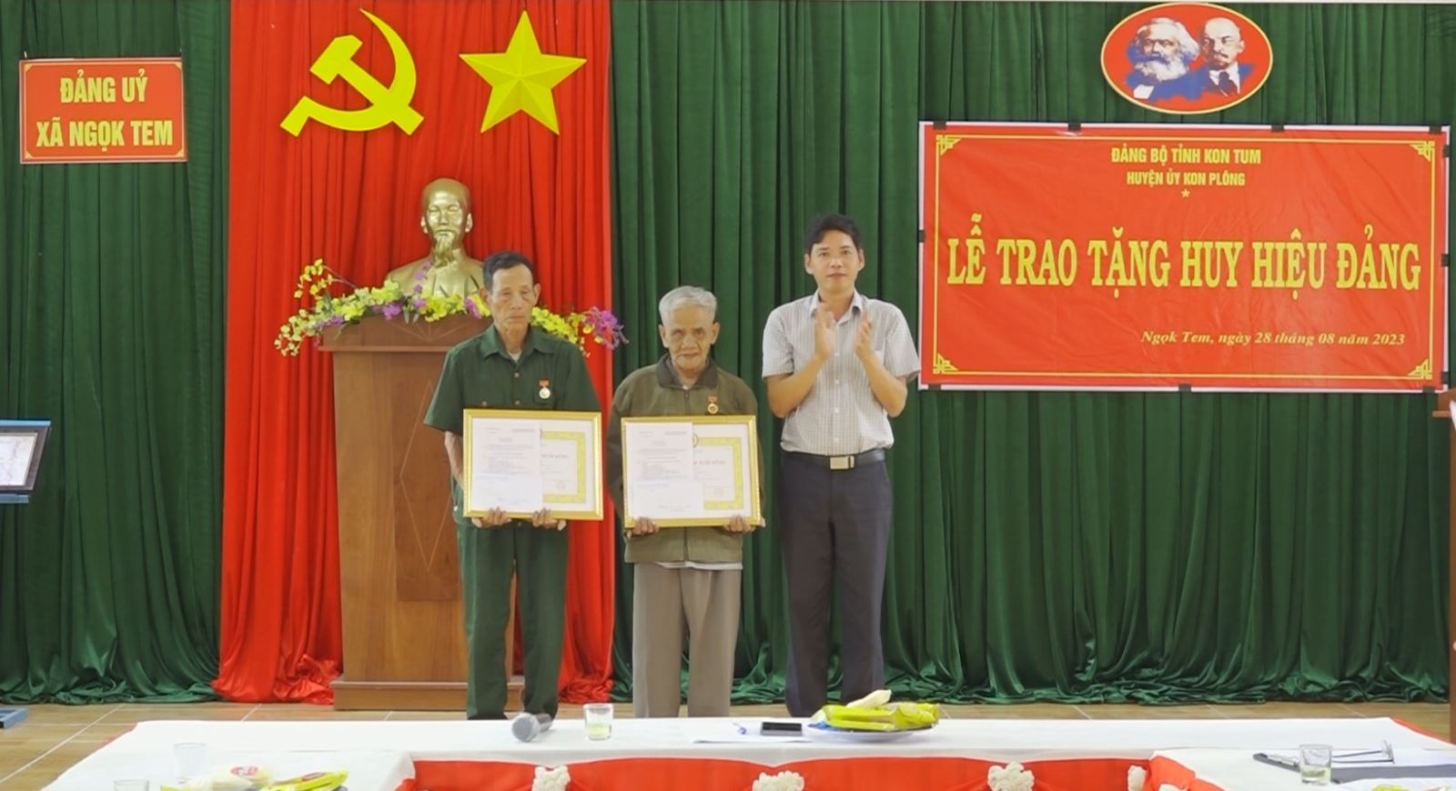 Trao tặng Huy hiệu Đảng tại xã Ngọk Tem