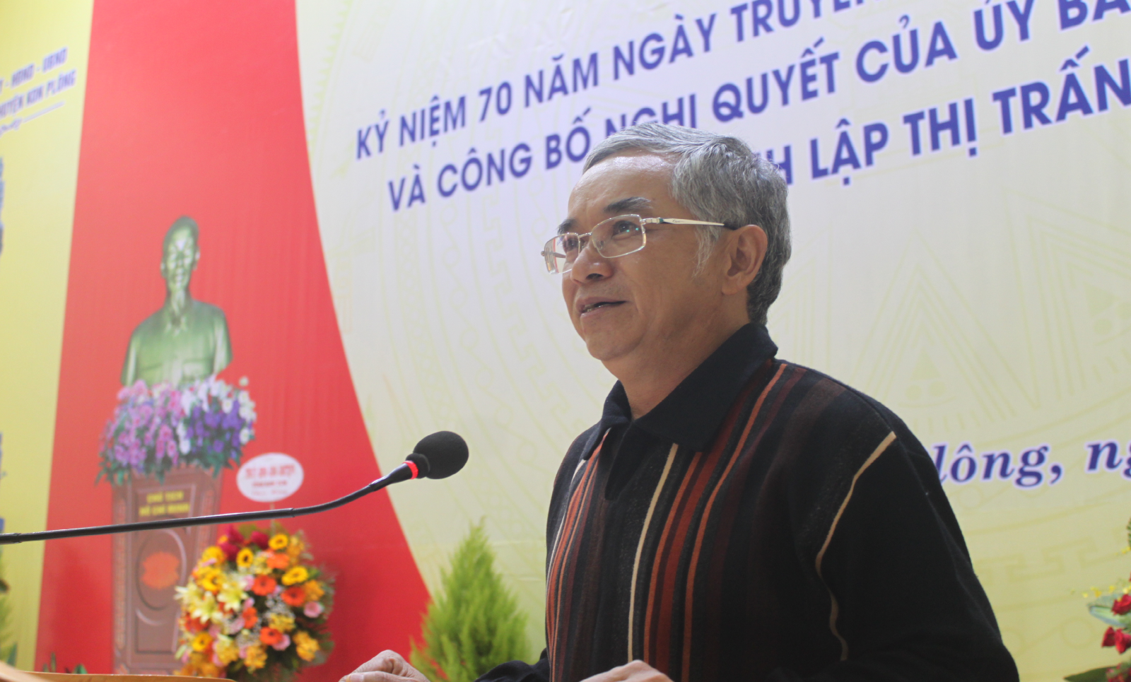 Đồng chí Nguyễn Văn Hùng, Bí thư Tỉnh ủy phát biểu chúc mừng Đảng bộ huyện Kon Plông