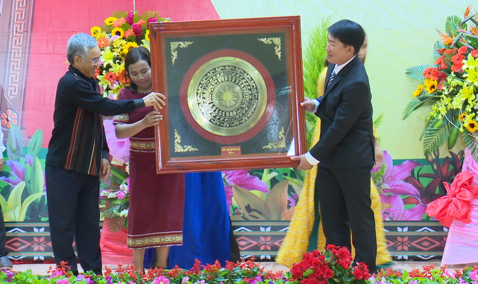 Đồng chí Nguyễn Văn Hùng, Bí thư Tỉnh ủy phát biểu tặng quà Thị trấn Măng Đen