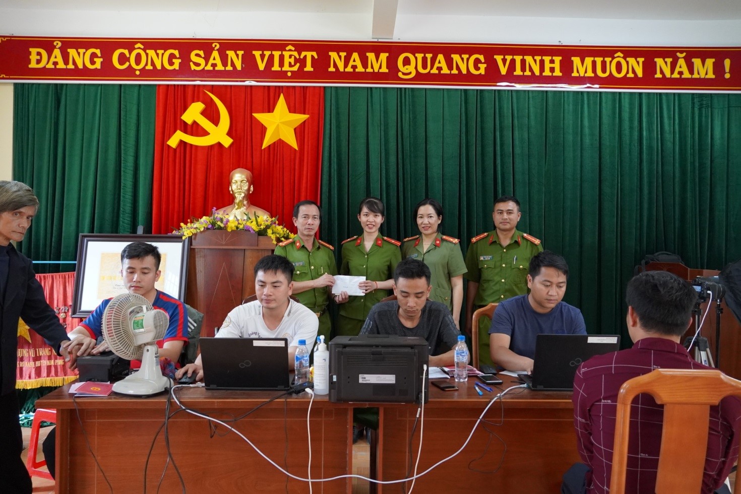 Đồng chí Thượng tá Trần Thị Thu Phước – Phó Giám đốc Công an tỉnh đến thăm và động viên CBCS Công an huyện Kon Plông làm công tác thu thập hồ sơ Căn cước công dân