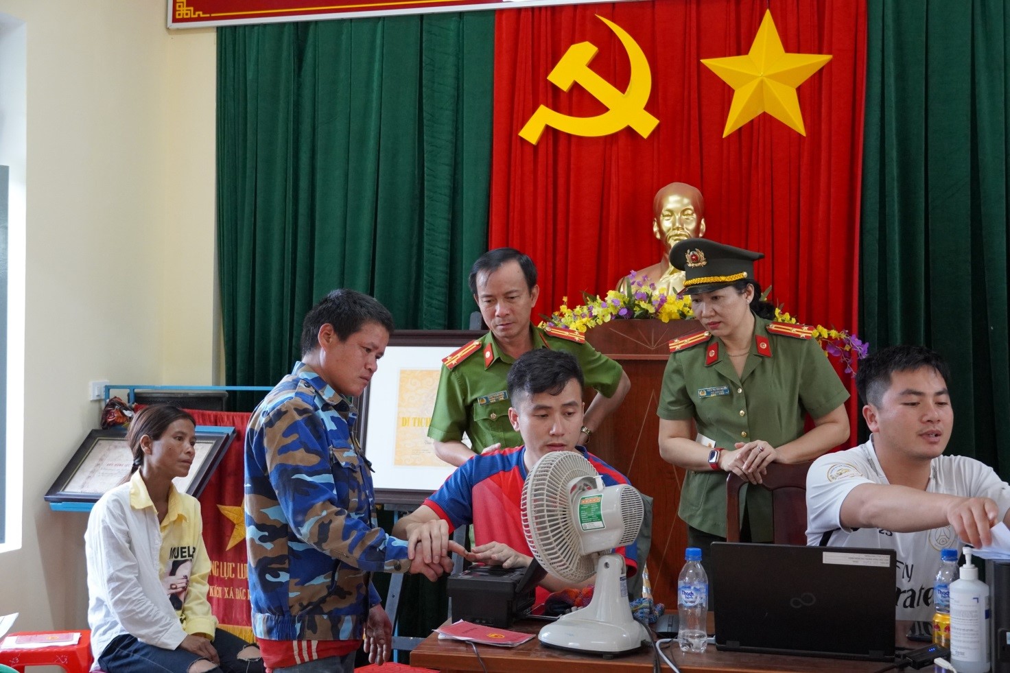 Đại diện lãnh đạo Công an tỉnh, lãnh đạo Công an huyện Kon Plông kiểm tra công tác thu nhận hồ sơ CCCD của CBCS Công an huyện tại xã Ngọk Tem, huyện Kon Plông, tỉnh Kon Tum