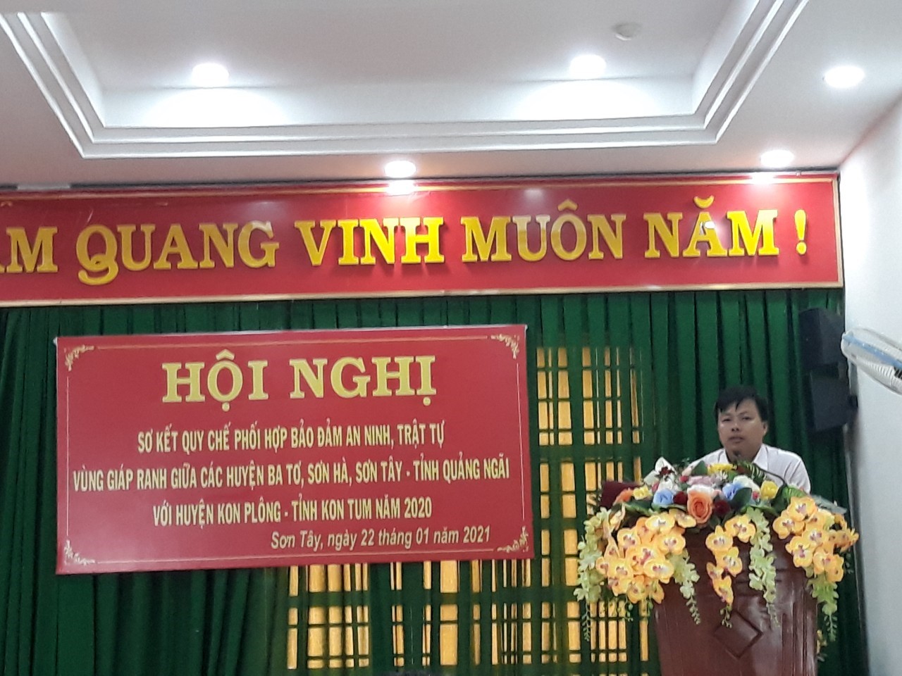 Đồng chí Lê Đức Tín - Phó chủ tịch UBND huyện Kon Plông phát biểu tiếp nhận đăng cai tổ chức Hội nghị sơ kết Quy chế phối hợp năm 2021