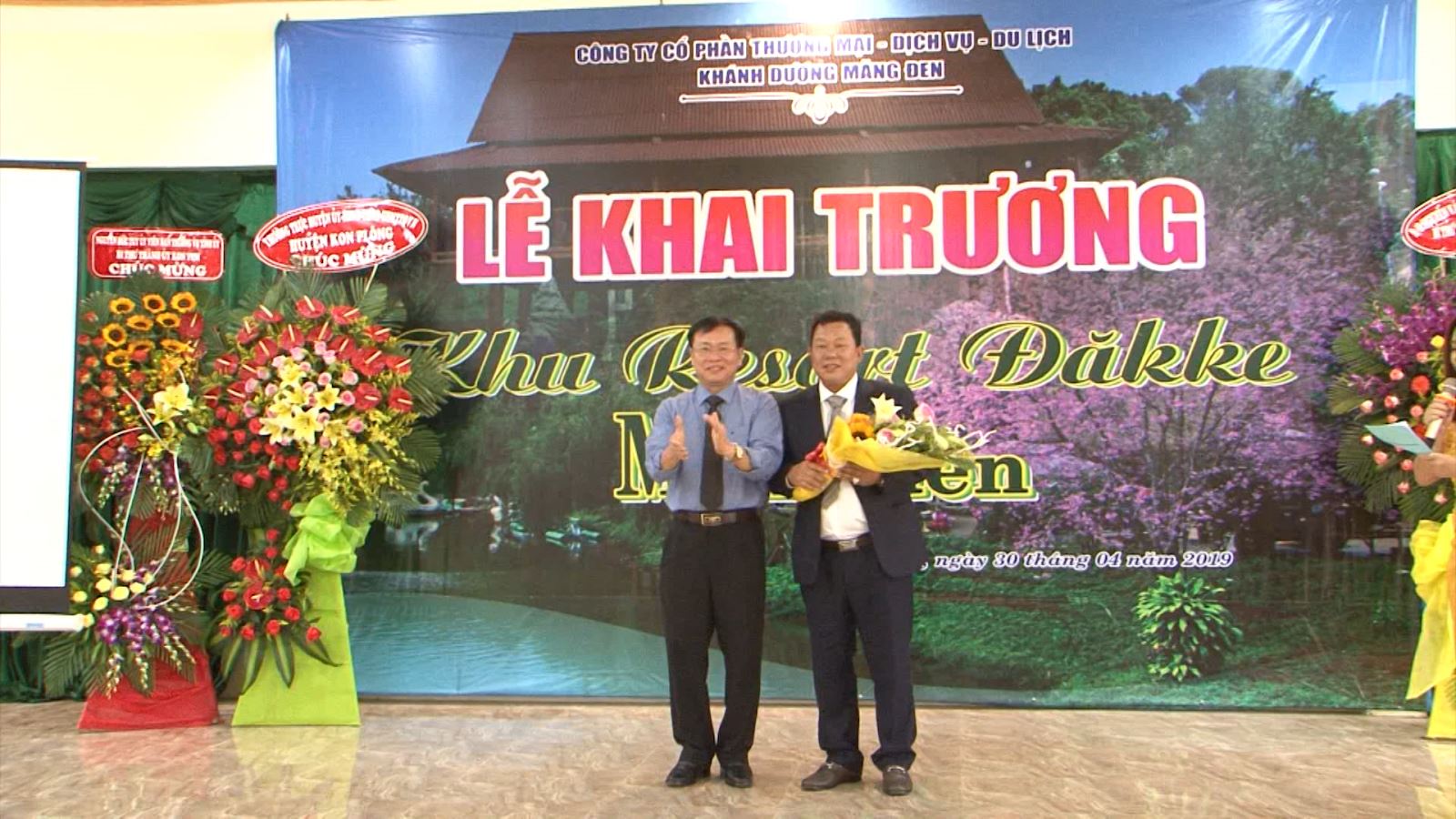 Đ/c Nguyễn Văn Hòa - Chủ tịch UBND tỉnh Kon Tum tặng hoa chúc mừng