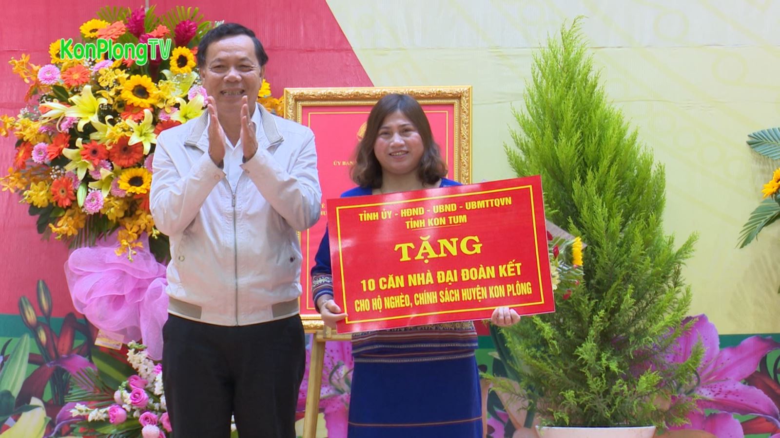 Lãnh đạo UBMTTQVN tỉnh tặng 10 căn nhà tình nghĩa cho 10 hộ dân thuộc Thị trấn Măng Đen